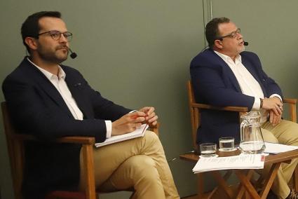 El alcalde de Maó, Héctor Pons y el portavoz del PP, Mateu Aínsa, en un debate electoral.