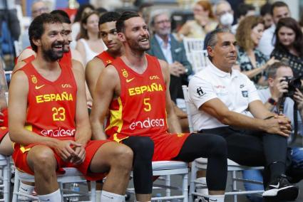 Sergio Llull, junto a Rudy Fernández y Sergio Scariolo en un acto de la selección española.