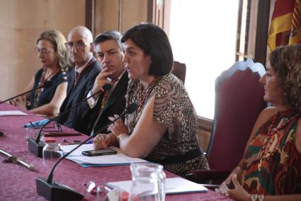 Juana Mari Pons, junto a a sus concejales y Carol Cerdà, del PSOE, en el pleno de investidura.