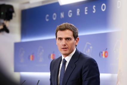 Albert Rivera, exlíder de Ciudadanos, fue captado junto a otra mujer en sus vacaciones