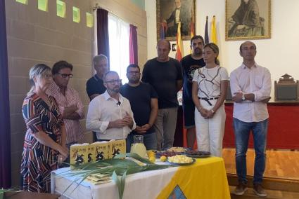 El batle Lluís Camps amb diferents regidors de la corporació municipal