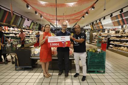 El secretario general de Caritas, Guillem Ferrer, recibió el cheque de manos de la responsable de relaciones institucionales de Eroski Balears, Joana Manresa, y el jefe de ventas de Eroski Menorca, Juan Carlos Méndez