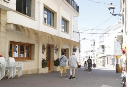 El establecimiento de restauración está en el centro del pueblo junto a Sa Plaça