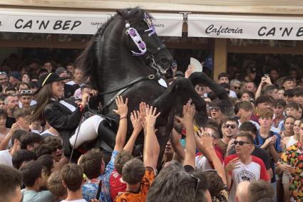 Expressió màxima. El jaleo era el moment esperat per molts, desitjosos de fer botar cavalls al bell mig de Sa Plaça