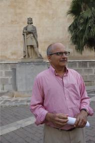 Santiago Barber, frente a la estatua de Alfons III, en el inicio de la campaña electoral