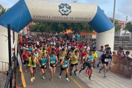 La carrera celebrada este lunes en la localidad de Es Castell, entre un gran ambiente