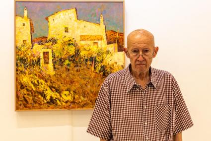 Fedelich, junto a una de las obras que representan el campo menorquín.