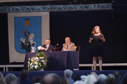 El pregonero, Fernando-Luis Marimón, junto al alcalde de Es Castell, Lluís Camps