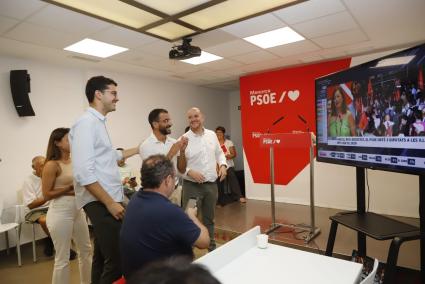 El diputado electo Pepe Mercadal, en la sede del PSOE de Maó, durante la noche electoral.