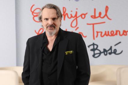 Miguel Bosé visita un campus deportivo en Mallorca para ver entrenar a sus hijos