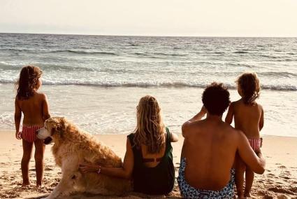 Sergio Llull publicó hace un par de días esta imagen, en la que aparece con su familia y su perro Buddy, contemplando el mar menorquín