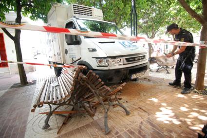 Un policía junto al camión momentos después del accidente.