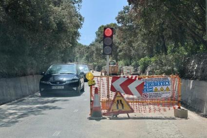 Un semáforo regula el tráfico en el tramo de la carretera entre Alaior y Es Mercadal