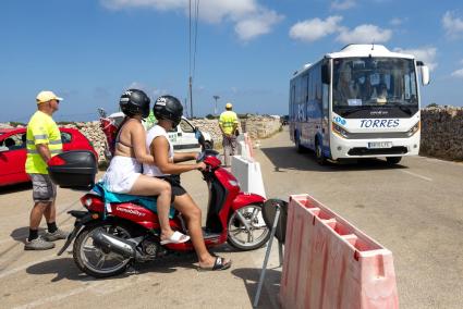 El Bus Macarella, de Autocares Torres, en ruta desde Ciutadella hasta la emblemática playa.