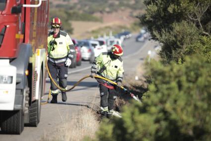 Los bomberos, actuando en la cuneta