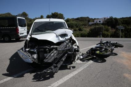 Estado de la furgoneta y la moto tras el impacto