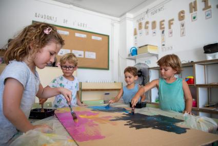 Los alumnos de las escuelas de verano se divierten, pero también sufren ahora mismo las condiciones de calor extremo.