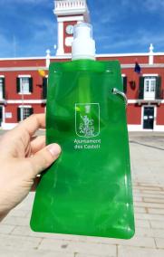 Botellas para limpiar los orines de los perros con agua y vinagre