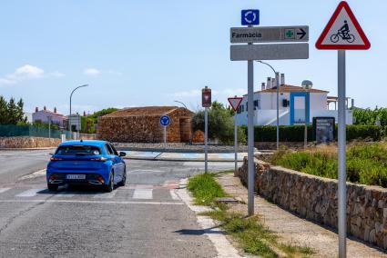 Tanto las aceras como el asfalto presentan tramos en muy mal estado y el carril bici ha quedado muy irregular tras las últimas obras.