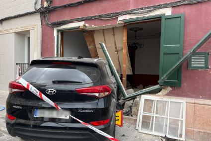 Estado en el que ha quedado la casa tras recibir el impacto del coche.