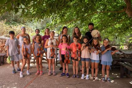 Els quatre professors amb els 11 alumnes que assisteixen a les colònies en què realitzen diverses activitats.