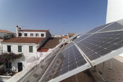 Una hilera de placas fotovoltaicas sobre el tejado de una vivienda. El autoconsumo se ha disparado en los último años.