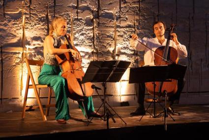 El duet de violoncels format pel català Ramon Bassal i la britànica Frances Bartlett, a Lithica