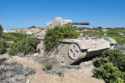 La reproducción de uno de estos tanques de combate que hay en La Mola.