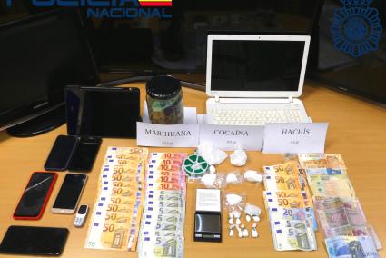 Marihuana, cocaína y hachís, entre la droga incautada junto a aparatos electrónicos y dinero en efectivo.