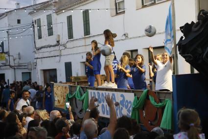 Mitja dotzena de carrosses participen a la desfilada de Sant Lluís, un dia després després que s'hagués d'ajornar pel temporal