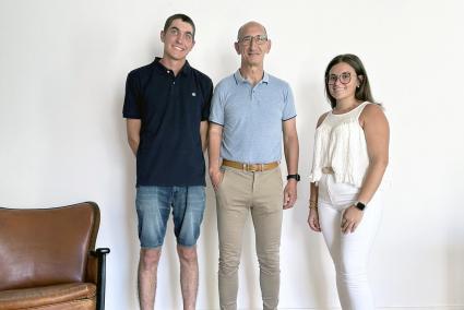 La caixera representant de Ciutadella, Júlia Florit i el seu suplent, Joan Genestar, juntament amb el regidor de Festes, Miquel Fullana.