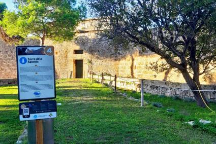 Un cartel informa sobre la Torre dels Secrets, en el Llatzeret .