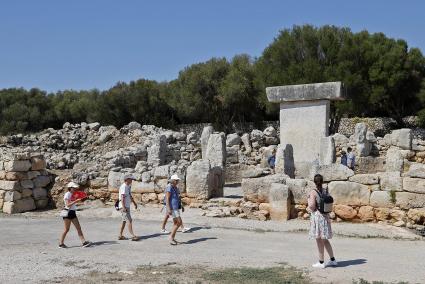 Visitantes ayer en el poblado prehistórico de Torralba d’en Salort en Alaior.