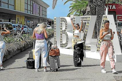 Turistas delante del cartel de "Ibiza"