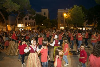 Fiesta en ‘Es Pins’. La céntrica plaza de Ciutadella se ha convertido en escenario principal de los encuentros folclóricos