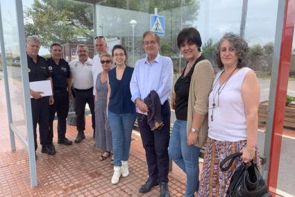 La delegación se desplazó en autobús hasta las playas del sur de Ciutadella.