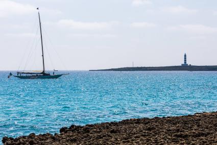 Panorámica de la Illa de l’Aire, frente a la costa de Punta Prima, en Sant Lluís.