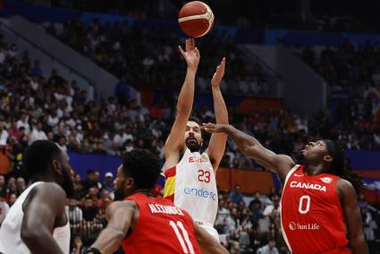 Sergio Llull ejecuta un tiro a canasta tras burlar la defensa del alero canadiense de los Thunder Lu Dort, durante el partido del domingo   