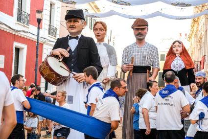 Imatge d'arxiu dels geganters de Llucmaçanes.