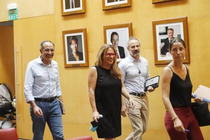 Los consellers José Pastrana, Susana Mora, Eduardo Robsy, autor de las preguntas, y Bàrbara Torrent.