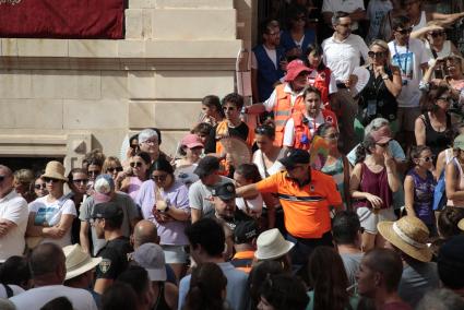 Membres de Protecció Civil i de la Policia Local obrint pas durant el jaleo del Dia de Gràcia.