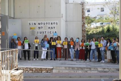 Protesta del personal administrativo a las puertas de los Juzgados de Maó.