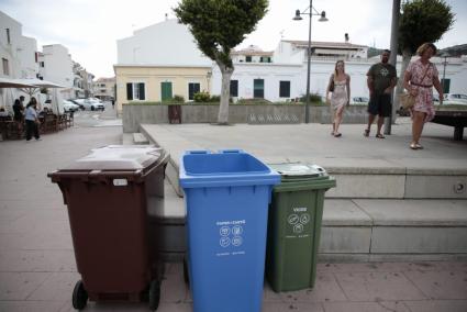 En Es Mercadal, este lunes, tres contendores vacíos