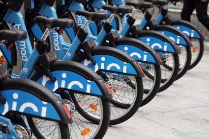 Los QR fraudulentos encontrados en las bicis de BiciMad recuerdan el riesgo de escanear este código en espacios públicos