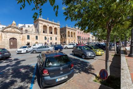 Los coches ocupan todavía la plaza de Es Born de Ciutadella.