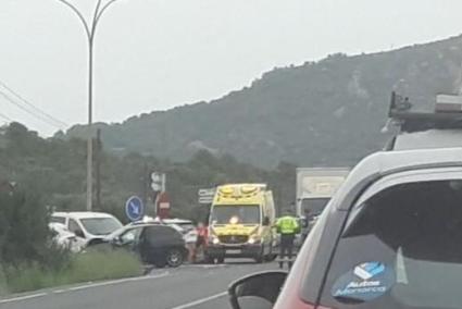 Imagen de la ambulancia atendiendo a los heridos en el lugar del accidente.