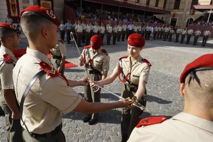 AMP.- La Princesa Leonor recibe el sable que la acredita simbólicamente como dama cadete