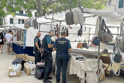 Las inspecciones se realizaron en varios puestos del mercadillo de Maó a lo largo de la mañana de este martes