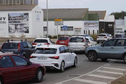 Coches parados en una de las rotondas del polígono industrial de Maó que deriva el tráfico hacia la ronda del puerto y la carretera general