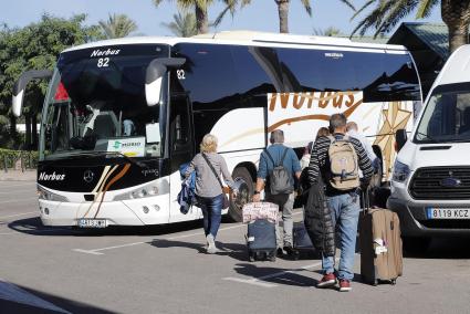 Un grupo de turistas del Imserso, recién aterrizados en la isla, en noviembre del año pasado.